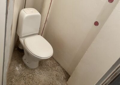 Renovering af to badeværelser i lejlighed på Islands brygge hvor badeværelset er bygget ud så der plads til en brusekabine