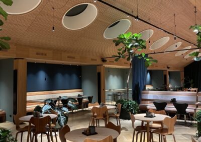 ID’s VVS ApS har med stolthed udført et specialprojekt for Jeudan A/S i den ikoniske bygning på Bredgade 40 i København. I denne historiske ejendom, der huser flere erhvervslejemål, har vi haft fokus på at forbedre komforten i bistroen uden at påvirke rummenes æstetik. Udover at integrere radiatorerne diskret i søjlerne, har vi også installeret en flot og diskret radiatorbænk, der harmonerer perfekt med rummets design. Dette projekt afspejler vores engagement i at levere håndværk af høj kvalitet og skræddersyede løsninger, der imødekommer både funktionelle behov og æstetiske krav. Hos ID’s VVS ApS håndterer vi alle typer VVS-opgaver, uanset størrelse. Er du på udkig efter en pålidelig og kompetent VVS-partner til dit næste projekt? Kontakt os gerne for en uforpligtende samtale, hvor vi sammen kan finde den bedste løsning.