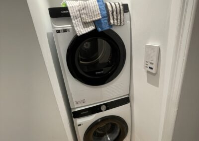 Renovering af to badeværelser i lejlighed på Islands brygge hvor badeværelset er bygget ud så der plads til en brusekabine